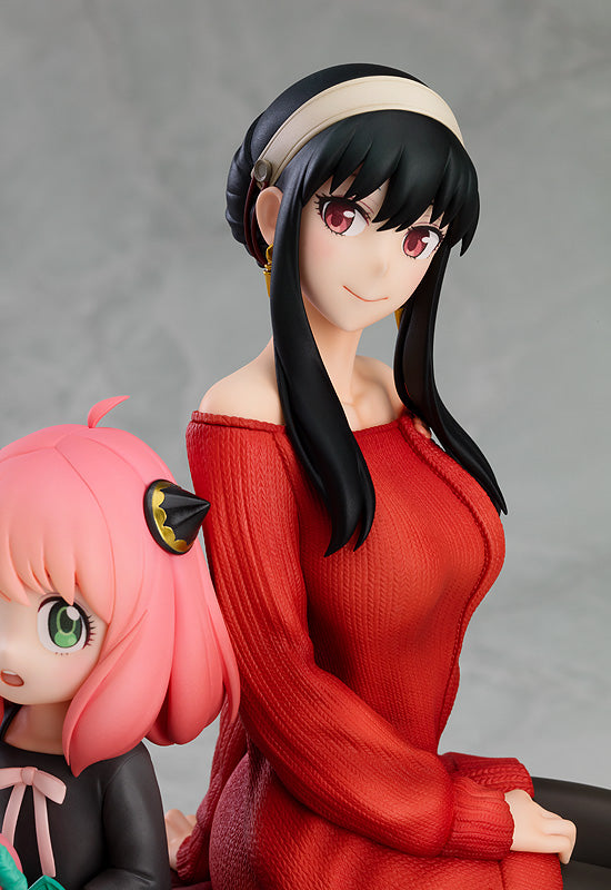 Front close-up of GSC SPY x FAMILY Anya & Yor 1/7 scale figure, Yor smiling in off-shoulder red dress, Anya in pink outfit beside her, detailed expressions and Chimera accessory